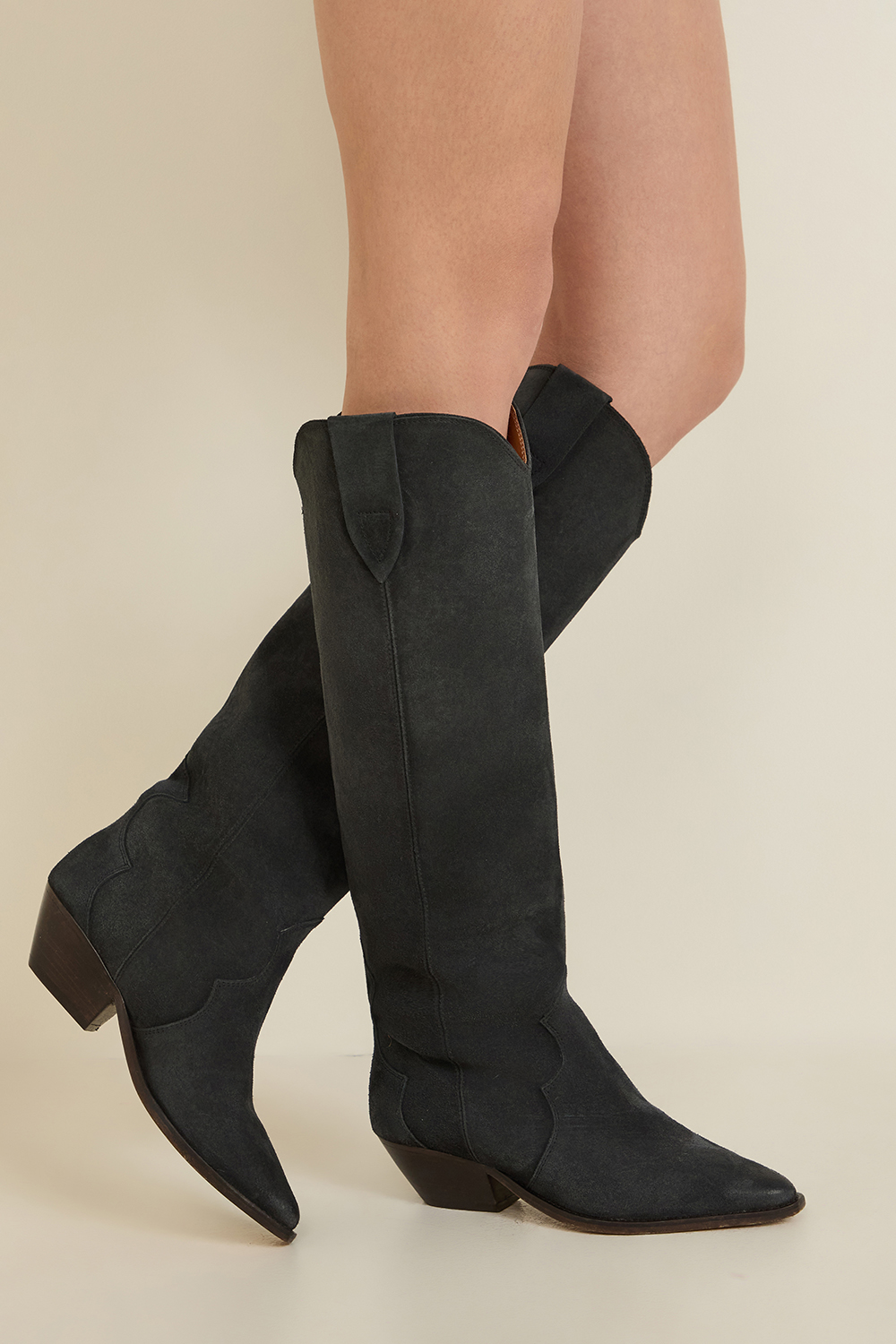 תמונת כל הלוק של מגפי בוקרים דנבי